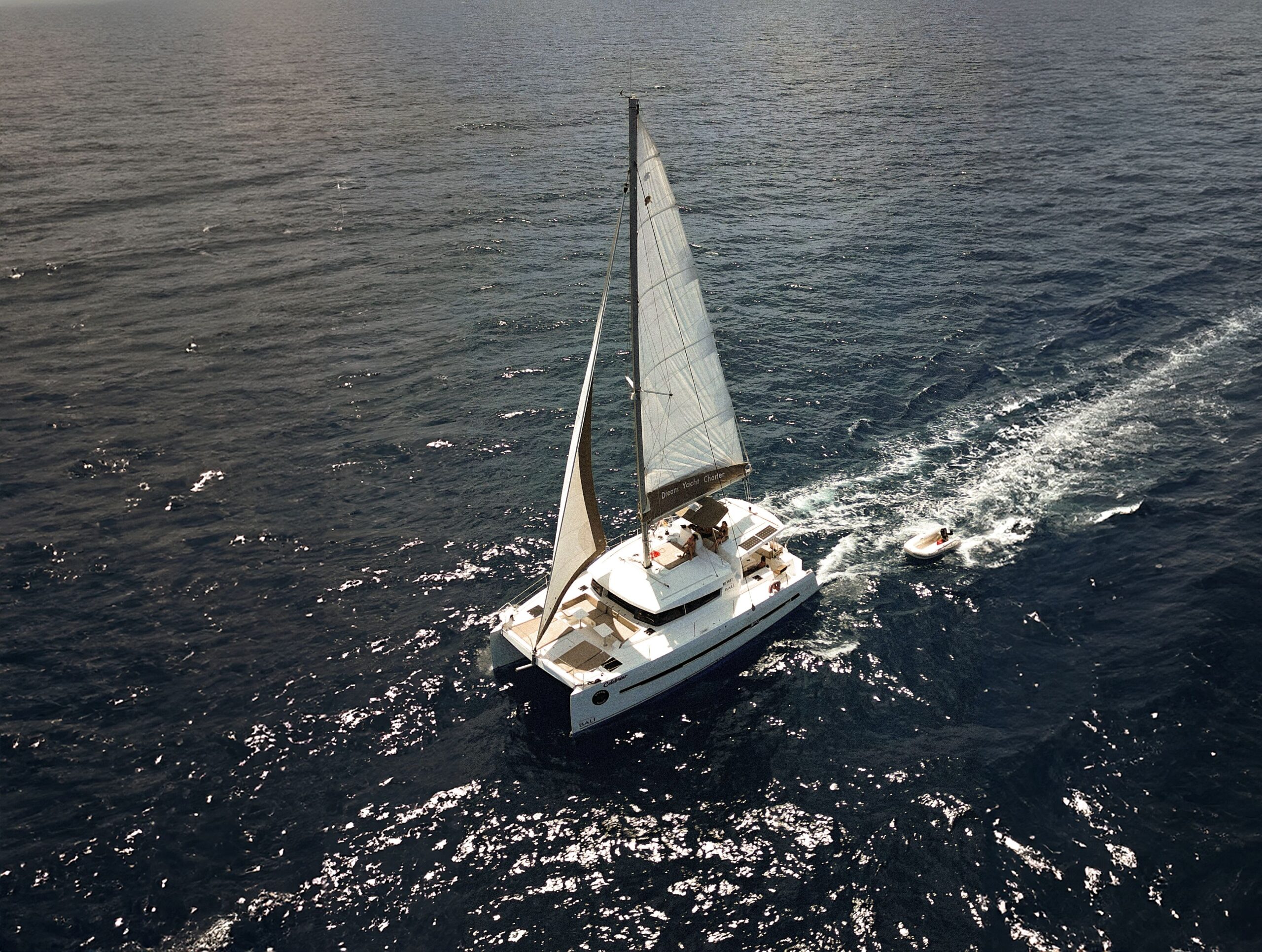 Катамаран под парусами с высоты — фото из архива Sailing Man на Сейшелах