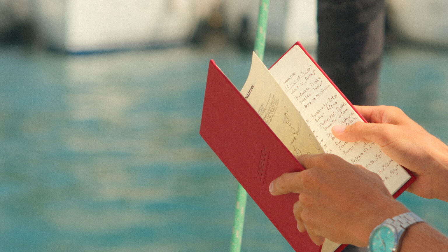 Настоящий логбук Sailing Man в руках у моря