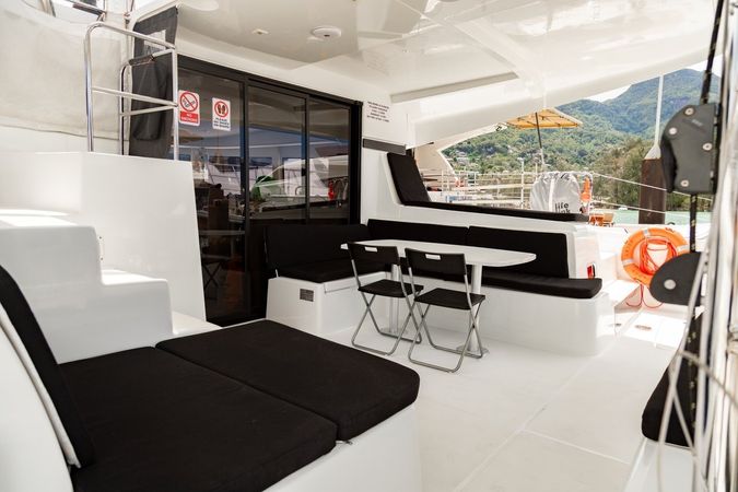 Lagoon 42 · cockpit dining space